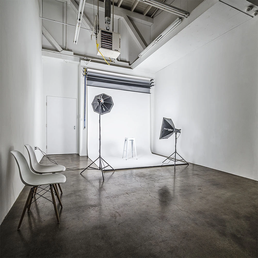 Studio Lantern's photographic shooting floor with 9 foot backdrops and lighting kit.
